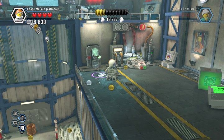 Zmieniacz kolorów znajduje się na podwyższeniu, dopiero po użyciu teleportacji dostaniesz się tutaj - Hangar | Rozdział 7 w Lego City: Tajny Agent - LEGO City: Tajny Agent - poradnik do gry