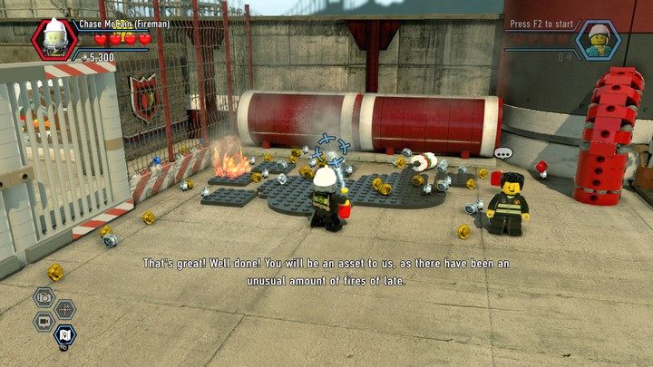 Trzymając klawisz ataku używasz gaśnicy - Trening strażacki | Rozdział 10 w Lego City: Tajny Agent - LEGO City: Tajny Agent - poradnik do gry