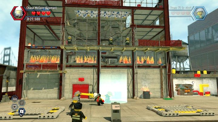 Przemieszczaj się w lewo i prawo w miejsca zaznaczone jasnym światłem - Trening strażacki | Rozdział 10 w Lego City: Tajny Agent - LEGO City: Tajny Agent - poradnik do gry