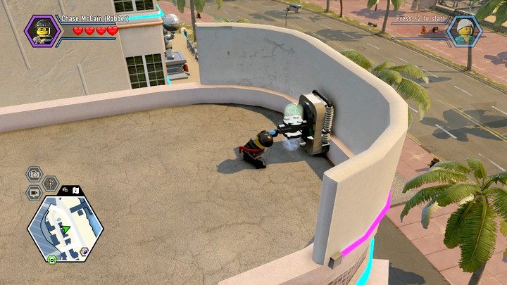 Zmieniacz zbudujesz ze srebrnych bloków na końcu dachu po wcześniejszym ich rozbiciu dynamitem - Droga do hotelu | Rozdział 11 w Lego City: Tajny Agent - LEGO City: Tajny Agent - poradnik do gry