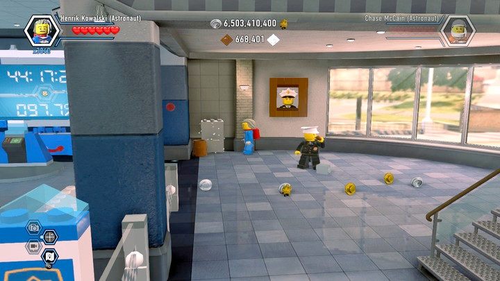 Wybuduj cztery obrazy z mebli ulokowanych przy ścianach - Sekrety na posterunku w Lego City: Tajny Agent | Mapy sekretów - LEGO City: Tajny Agent - poradnik do gry