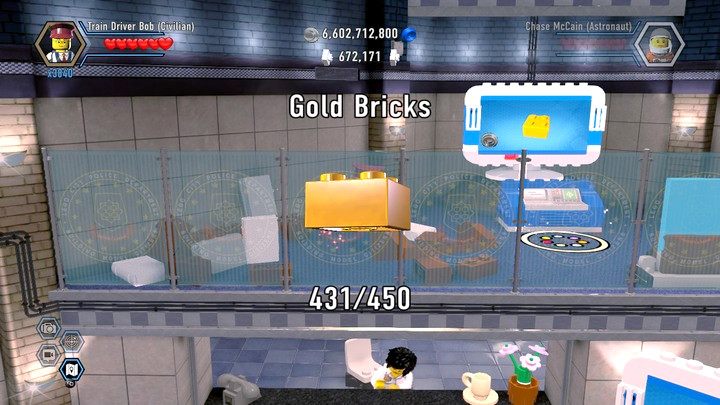 Sklep z klockami na piętrze - skorzystaj z terminalu, by rozpocząć zakupy - Sekrety na posterunku w Lego City: Tajny Agent | Mapy sekretów - LEGO City: Tajny Agent - poradnik do gry