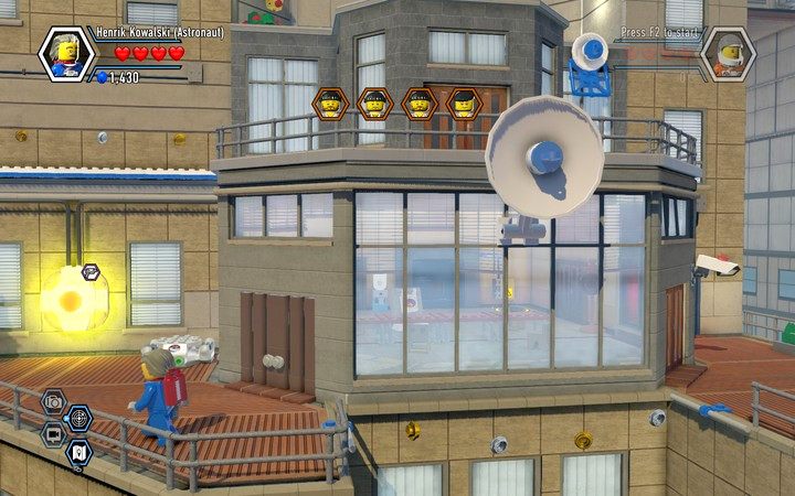 W pierwszej kolejności musisz aktywować przycisk - Sekrety w budynku TV w Lego City: Tajny Agent - LEGO City: Tajny Agent - poradnik do gry