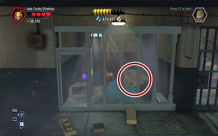 Szukaj takich stosów kontrabandy w celach więźniów - Sekrety w więzieniu w Lego City: Tajny Agent - LEGO City: Tajny Agent - poradnik do gry