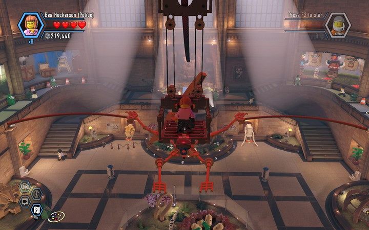 Skorzystaj z ekspozycji pośrodku, by dostać się do żetonu - Sekrety w muzeum w Lego City: Tajny Agent - LEGO City: Tajny Agent - poradnik do gry