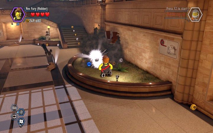 Po prawej stornie muzeum dostrzeżesz klatkę, którą zniszczyć może jedynie Rex - Sekrety w muzeum w Lego City: Tajny Agent - LEGO City: Tajny Agent - poradnik do gry