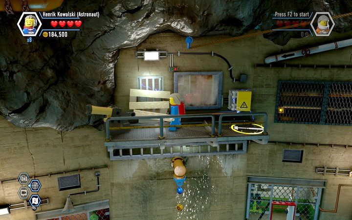 Czerwony klocek znajduje się w pomieszczeniu pod napięciem i z barykadą z desek - Sekrety w skarbcu Blackwella w Lego City: Tajny Agent - LEGO City: Tajny Agent - poradnik do gry