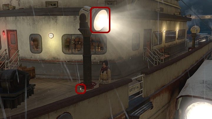 Idź dalej lewą burtą i przy kolejnym reflektorze (zaraz za nadbudówką) zakręć przymocowaną do jego podstawy korbą, by go obniżyć i zwrócić w stronę Kate, po czym walnij go prętem - Pozbądź się potwora | Rozdział czwarty | Opis przejścia Syberia 3 - Syberia 3 - poradnik do gry