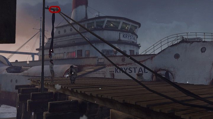 W zbliżeniu przyjrzyj się zwisającym ze słupa kablom (obok stojącego na pomoście Bourutha) - Przywróć zasilanie w parku rozrywki | Rozdział piąty | Opis przejścia Syberia 3 - Syberia 3 - poradnik do gry