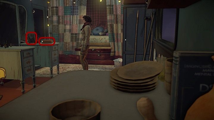 W zbliżeniu przyjrzyj się fotografii mężczyzny na stojącej obok łóżka szafce, po czym zabierz leżący na szafce album ze zdjęciami - Zdobądź klucz aktywacyjny | Rozdział piąty | Opis przejścia Syberia 3 - Syberia 3 - poradnik do gry