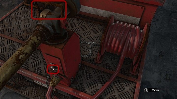 Teraz w zbliżeniu na pokrętło na pompie (powyżej wetkniętego w nią węża) zakręć nim (odpowiedni ruch myszką) do oporu w prawo, po czym kliknij uchwyt na armatce - Przepędź mechaniczne psy | Opis przejścia Syberia 3 - Syberia 3 - poradnik do gry