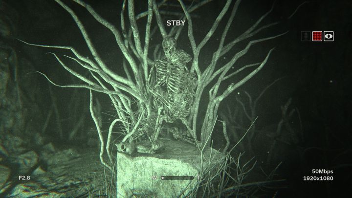 Na stoliku po lewej znajdziesz bandaż - Zejście | Opis przejścia | Outlast 2 - Outlast 2 - poradnik do gry