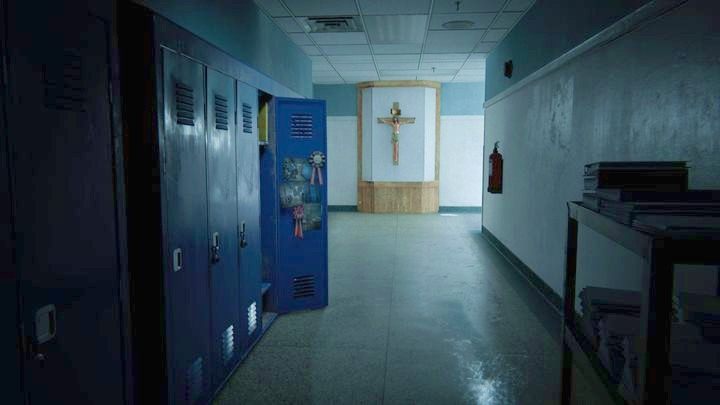 Wraz z zakończeniem intra znajdziesz się na widocznym powyżej korytarzu - Wypadek | Opis przejścia Outlast 2 - Outlast 2 - poradnik do gry