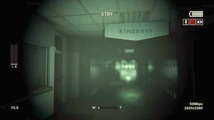 Po chwili przed tobą w oddali pojawi się jakaś osoba - Szkoła św. Sybilli | Opis przejścia Outlast 2 - Outlast 2 - poradnik do gry