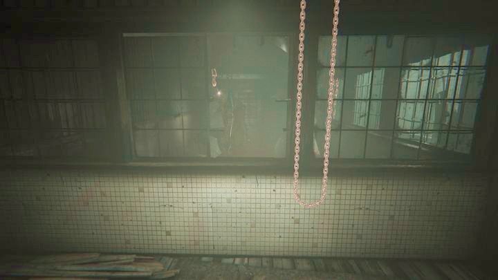 Przejdź do bocznej ścianki i skorzystaj z łańcucha, żeby przesunąć mechanizm - Droga do kopalni | Opis przejścia Outlast 2 - Outlast 2 - poradnik do gry