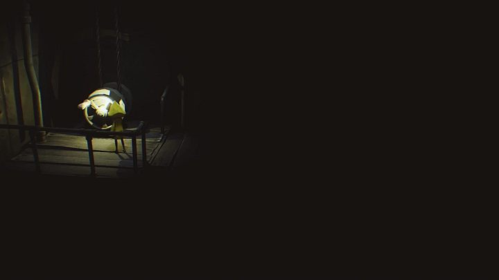 Przekręć dźwignię, co rozświetl pokój i otworzy drzwi. - Little Nightmares: Upadek w dół - solucja, opis przejścia - Little Nightmares - poradnik do gry