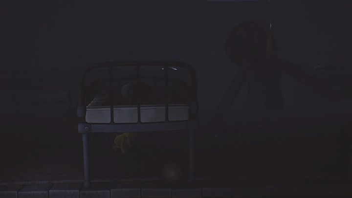 Gdy istota wejdzie do środka, schowaj się pod łóżko i biegnij w prawo w dogodnym momencie. - Little Nightmares: Spoglądające oko i doskwierający głód - solucja - Little Nightmares - poradnik do gry
