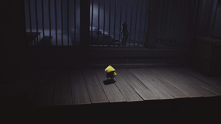 Tajemnicza istota nakarmi główną bohaterkę gry. - Little Nightmares: Spoglądające oko i doskwierający głód - solucja - Little Nightmares - poradnik do gry