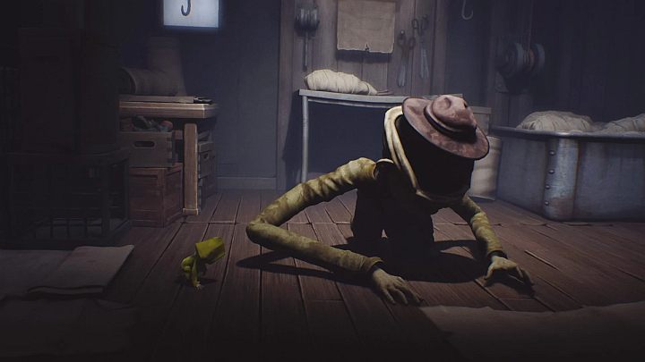 Skorzystaj z tego, że przeciwnik cię nie widzi i poczekaj, aż zacznie krążyć po pokoju. - Little Nightmares: Ucieczka z klatki i 1 spotkanie z niewidomą istotą - solucja - Little Nightmares - poradnik do gry