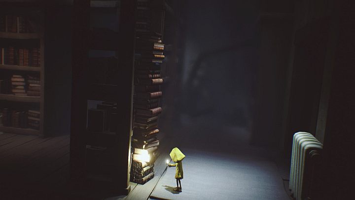 Idź po wykładzinie i wespnij się na po kolejnych książkach do góry - Little Nightmares: Pokój z zegarami i biblioteka - solucja, opis przejścia - Little Nightmares - poradnik do gry