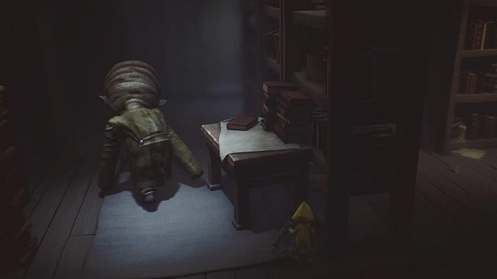Możesz się skryć w tym miejscu, by uniknąć wykrycia. - Little Nightmares: Pokój z zegarami i biblioteka - solucja, opis przejścia - Little Nightmares - poradnik do gry