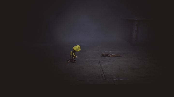 Głód i hamulce głównej bohaterki powoli zanikają... posil się szczurem. - Little Nightmares: 1 spotkanie z kucharzem - solucja, opis przejścia - Little Nightmares - poradnik do gry