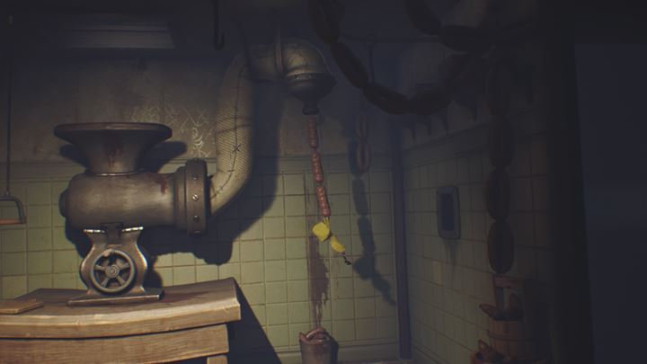 Stwórz linę z kiełbas i przeskocz do wnęki. - Little Nightmares: Zdobycie klucza z sypialni i wizyta w chłodni - solucja - Little Nightmares - poradnik do gry
