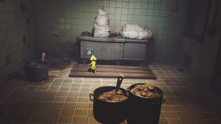 Ciśnij obiekt w guzik, co zaalarmuje kucharza. - Little Nightmares: Zdobycie kolejnego klucza - solucja, opis przejścia - Little Nightmares - poradnik do gry