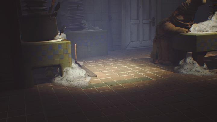 Tym razem musisz przejść przez sporą salę, w której myje naczynia dwójka kucharzy. - Little Nightmares: Zdobycie kolejnego klucza - solucja, opis przejścia - Little Nightmares - poradnik do gry
