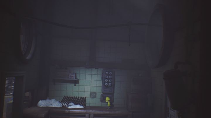 Jeśli chcesz zdobyć latarnię do osiągnięcia ustaw haczyki w lewo, jeśli chcesz przejść dalej ustaw, by jeździły w prawo. - Little Nightmares: Sala z brudnymi naczyniami - solucja, opis przejścia - Little Nightmares - poradnik do gry