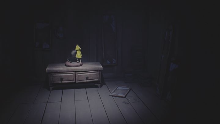Podnieś lustro z szafki - to twoja szansa na pokonanie upiora kobiety. - Little Nightmares: Spotkanie z widmem kobiety i zdobycie lustra - solucja - Little Nightmares - poradnik do gry