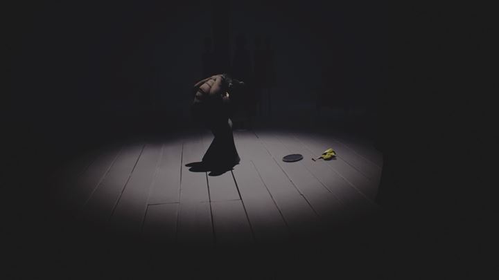 Za każdym razem, gdy użyjesz lustra na kobiecie, oboje zostaniecie na chwilę ogłuszeni. - Little Nightmares: Walka z widmem kobiety i epilog przygód - solucja - Little Nightmares - poradnik do gry