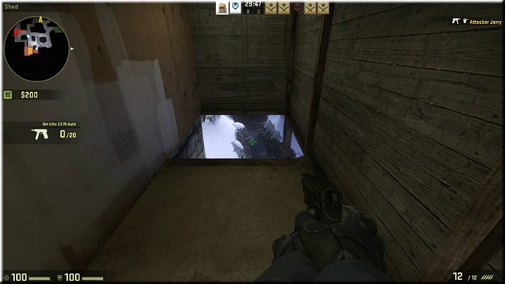 Zaraz obok miejsca odrodzenia znajduje się mała chatka, a w niej otwarta klapa z drabiną - Misja 19 - Austria: Zabójcze widoki | CS GO - CS GO - poradnik do gry