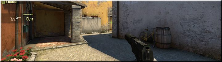 Z tego miejsca możesz mieć oko na drzwi w których mogą pojawić się przeciwnicy, a także jesteś w stanie zajrzeć za róg i zorientować się, czy wróg nie planuje bezpośredniego ataku tą stroną mapy lub wykorzystując dłuższe przejście na około prawo stroną - Misja 5 - Inferno: Strzelanie w biegu | CS GO - CS GO - poradnik do gry