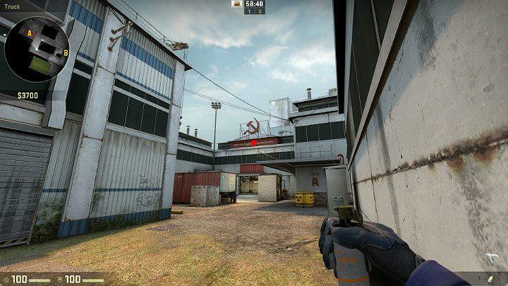 Ustaw się w rogu pomiędzy budynkiem, a samochodem i wyceluj w oznaczony na obrazku punkt po czym wykonaj rzut przy pomocy LPM - Cache | Mapy Turniejowe | CS GO - CS GO - poradnik do gry