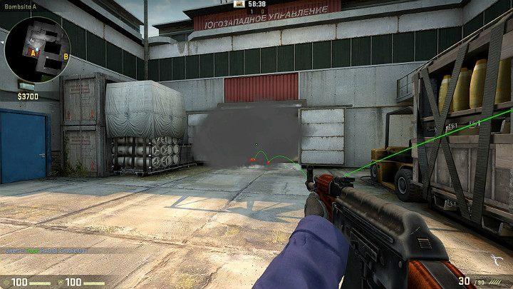 Granat wybuchnie bezpośrednio w przejściu pomiędzy hangarem, a punktem podłożenia bomby A całkowicie przysłaniając widoczność przeciwników znajdujących się wewnątrz budynku - Cache | Mapy Turniejowe | CS GO - CS GO - poradnik do gry