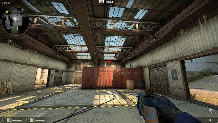 Kolejny rzut możesz wykonać w ten sam sposób, ale stając z lewej strony drzwi i celując w oznaczony punkt - Cache | Mapy Turniejowe | CS GO - CS GO - poradnik do gry