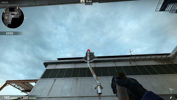 Ustaw się plecami do ściany w określonym miejscu i wyceluj w oznaczony punkt znajdujący się na samym czubku rury - Cache | Mapy Turniejowe | CS GO - CS GO - poradnik do gry