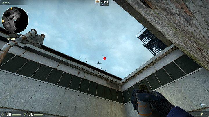 Ustaw się w miejscu, gdzie gruba biała linia styka się ze ścianą i wyceluj w oznaczony na obrazku punkt - Cache | Mapy Turniejowe | CS GO - CS GO - poradnik do gry