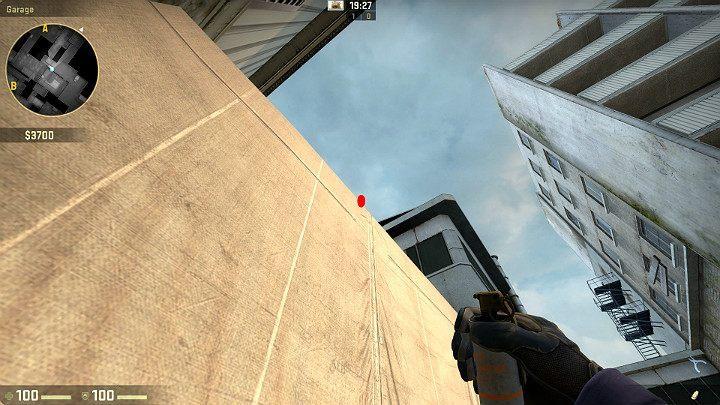 Ustaw się we wskazanym miejscu, wyceluj w oznaczony punkt i wykonaj rzut w trakcie skoku korzystając z LPM - Cache | Mapy Turniejowe | CS GO - CS GO - poradnik do gry