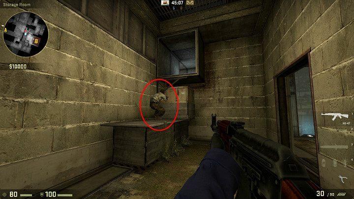 Aby wejść do kanału wentylacyjnego poproś sojusznika, aby ukucnął we wskazanym miejscu po czym wykorzystaj jego plecy w roli stopnia - Cache | Mapy Turniejowe | CS GO - CS GO - poradnik do gry