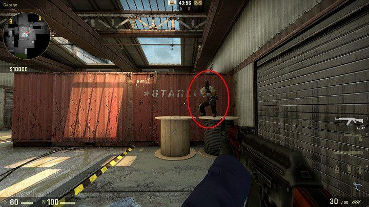 Przechodząc z miejsca odrodzenia Terrorystów do garażu możesz poprosić sojusznika o ukucnięcie we wskazanym miejscu, abyś miał możliwość wejścia na kontener - Cache | Mapy Turniejowe | CS GO - CS GO - poradnik do gry
