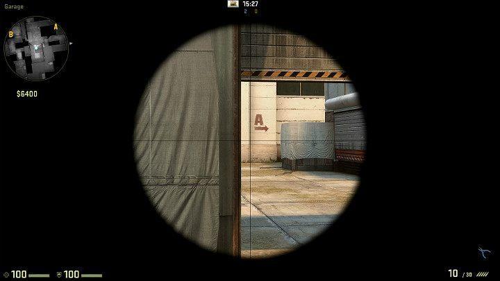 Jeżeli masz na starcie rundy dobre miejsce, czyli z przodu, możesz pokusić się o przebiegnięcie przez garaż i zajęcie pozycji snajperskiej z widokiem na środek - Cache | Mapy Turniejowe | CS GO - CS GO - poradnik do gry