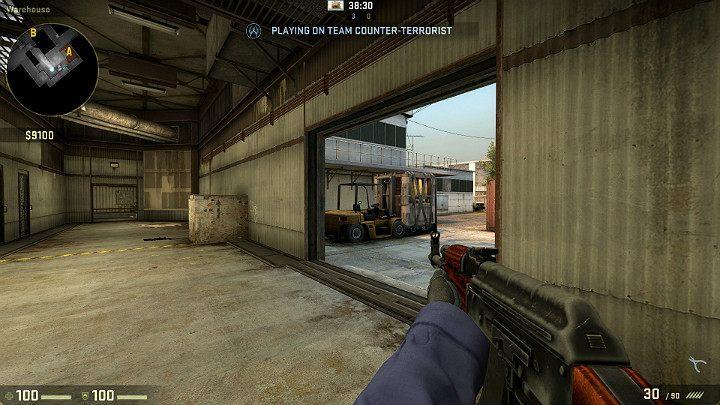 Przestrzeń za samochodem i balkon znajdujący się nieco wyżej to kolejne miejsca warte sprawdzenia - Cache | Mapy Turniejowe | CS GO - CS GO - poradnik do gry