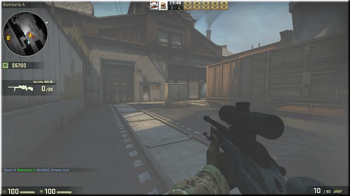 Powyższy obrazek jest nieco zamglony ze względu na to, że postać stoi w chmurze dymu wywołanej granatem dymnym - Misja 20 - Train: Misja zwiadowcza | CS GO - CS GO - poradnik do gry