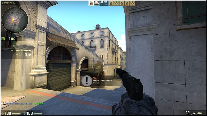 Stojąc w tym miejscu masz możliwość obserwowania drzwi w budynku naprzeciwko, którymi przeciwnicy mogą dostać się na dach, a także możesz osłaniać schody prowadzące w dół - Misja 23 - Rialto: Etykieta kontynentalna | CS GO - CS GO - poradnik do gry