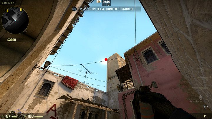 Stając w rogu budynku, plecami przy ścianie, wyceluj w oznaczony na obrazku punkt po czym wykonaj rzut korzystając z LPM - Mirage | Mapy turniejowe | CS GO - CS GO - poradnik do gry