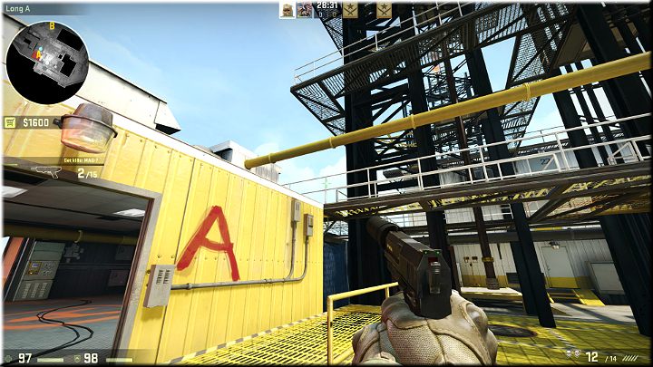 Wychodząc z głównego pomieszczenia miej na uwadze dach tego budynku ze względu na to, że przeciwnicy czasem z niego zeskakują, aby szybciej dostać się do środka - nie daj się zaskoczyć - Misja 8 - Black Gold: Czarna Robota | CS GO - CS GO - poradnik do gry