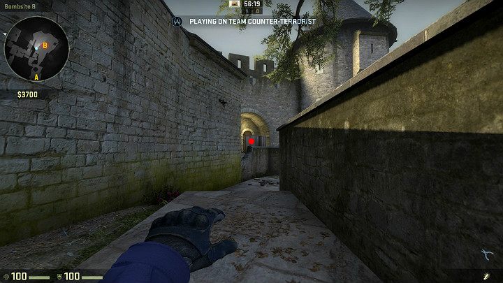 W trakcie biegu, wyceluj w oznaczony na obrazku punkt i zwolnij rzut LPM - Cobblestone | Mapy Turniejowe | CS GO - CS GO - poradnik do gry