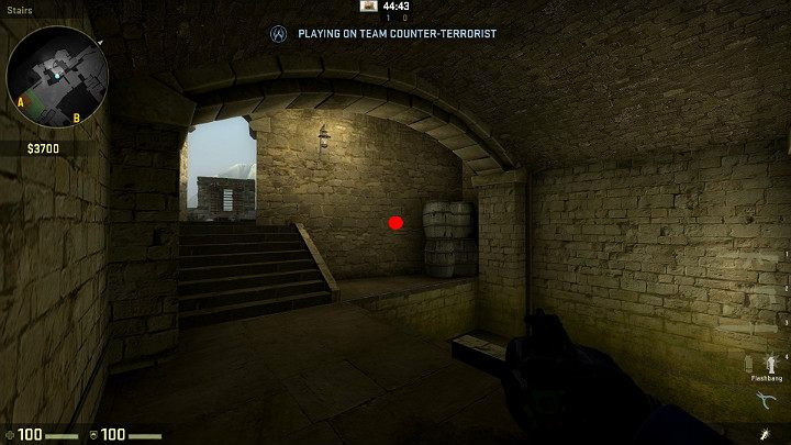 Ustaw się w rogu pomieszczenia i wyceluj w oznaczony na obrazku punkt - Cobblestone | Mapy Turniejowe | CS GO - CS GO - poradnik do gry